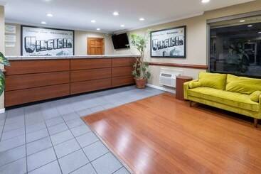 هتل Super 8 By Wyndham Williamsburg/historic Area