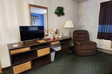 مُتل Iron Mountain Inn & Suites