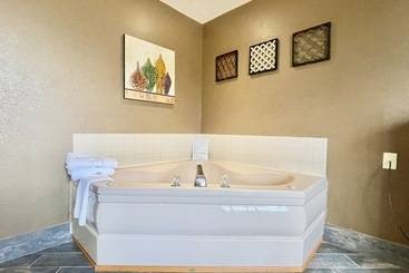 مُتل The Quincy Inn & Suites