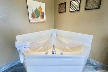مُتل The Quincy Inn & Suites