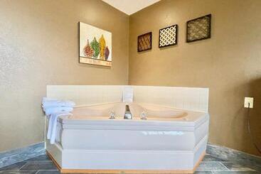 مُتل The Quincy Inn & Suites