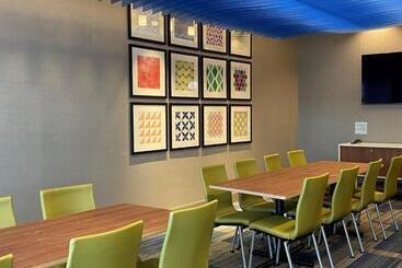 هتل Holiday Inn Express & Suites   Aurora, An Ihg