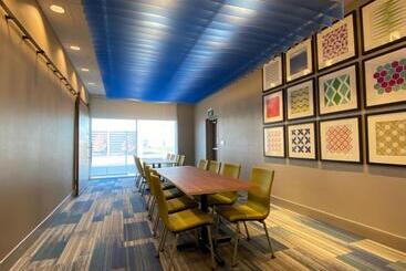 هتل Holiday Inn Express & Suites   Aurora, An Ihg