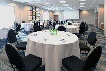 هتل Holiday Inn Express & Suites   Aurora, An Ihg