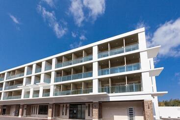 هتل Kariyushi Lch. Resort
