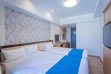 هتل Kariyushi Lch. Resort