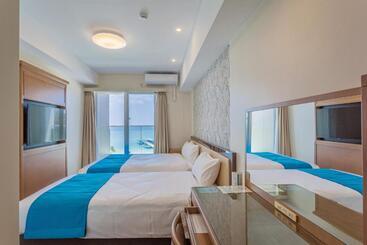 هتل Kariyushi Lch. Resort