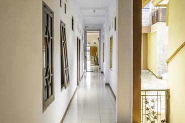 Spot On 2395 Hotel Aden 2 Syariah