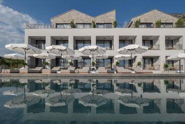 هتل Vivid Blue Serenity Resort