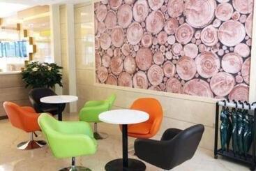 هتل Greentree Inn Urumqi Airport Tianyi International City