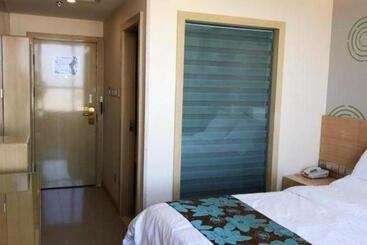 هتل Greentree Inn Urumqi Airport Tianyi International City