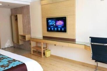 هتل Greentree Inn Urumqi Airport Tianyi International City