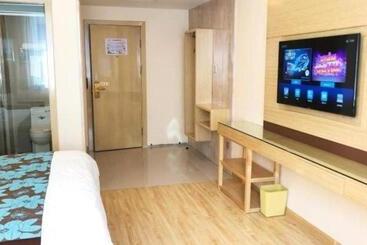 هتل Greentree Inn Urumqi Airport Tianyi International City