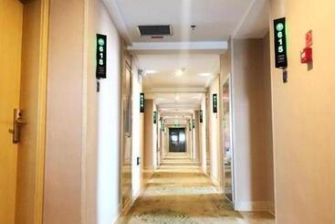 هتل Greentree Inn Urumqi Airport Tianyi International City