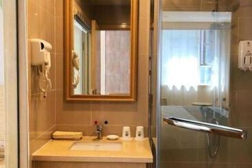 هتل Greentree Inn Urumqi Airport Tianyi International City