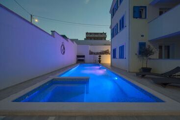 Apartments Mali Nono