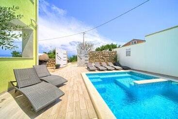 Apartments Mali Nono