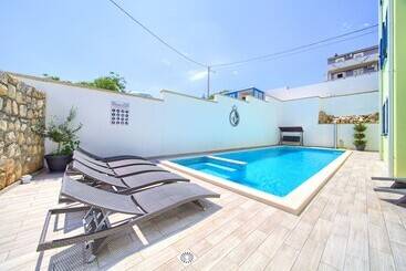 Apartments Mali Nono