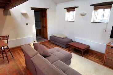 Country School Cottage Near Harwood