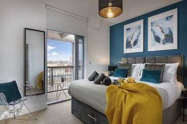 Penthouse Plymouth Apartment  Sea View  Sleeps 7   Private Parking   Habita Property
