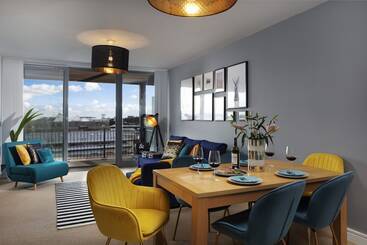 Penthouse Plymouth Apartment  Sea View  Sleeps 7   Private Parking   Habita Property