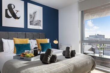 Penthouse Plymouth Apartment  Sea View  Sleeps 7   Private Parking   Habita Property