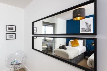 Penthouse Plymouth Apartment  Sea View  Sleeps 7   Private Parking   Habita Property