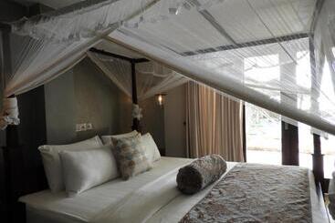 هتل Sapphire Seas Beachfront