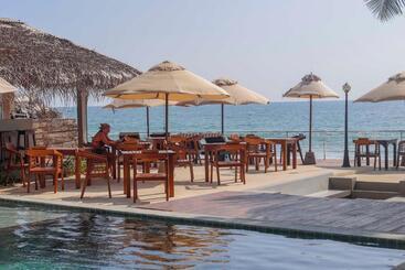 هتل Sapphire Seas Beachfront
