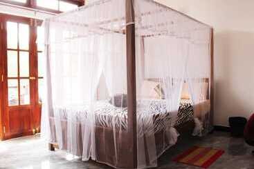 پانسیون Lizzie Villa Guest House