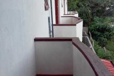 پانسیون Lizzie Villa Guest House