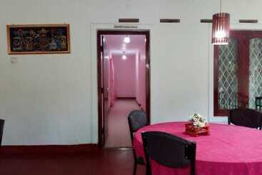 پانسیون Lizzie Villa Guest House