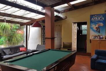 هاستل Stumble Inn Backpackers Lodge