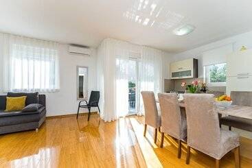پانسیون Summer Breeze Apartments