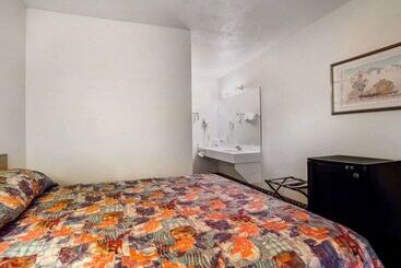 هتل Rodeway Inn