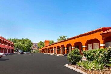هتل Rodeway Inn