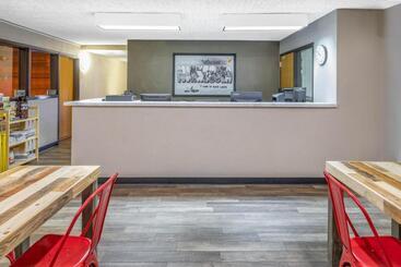 هتل Super 8 By Wyndham Duluth