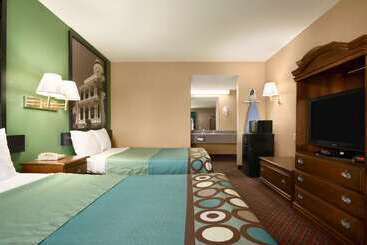 هتل Super 8 By Wyndham Hattiesburg North