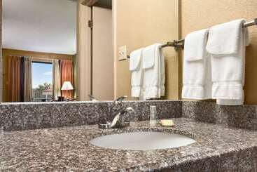 هتل Super 8 By Wyndham Hattiesburg North