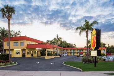 هتل Super 8 By Wyndham Sarasota Near Siesta Key