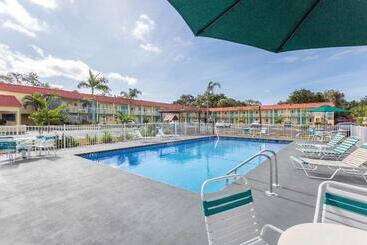هتل Super 8 By Wyndham Sarasota Near Siesta Key