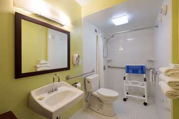 هتل Super 8 By Wyndham White River Junction