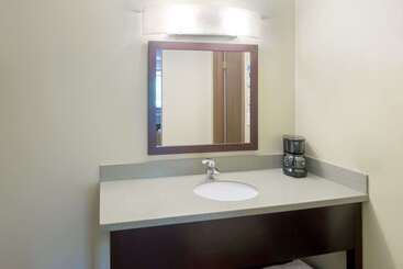 هتل Super 8 By Wyndham White River Junction