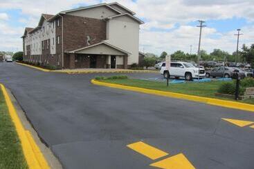 مُتل American Inn & Suites Metro Airport