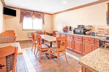 مُتل American Inn & Suites Metro Airport