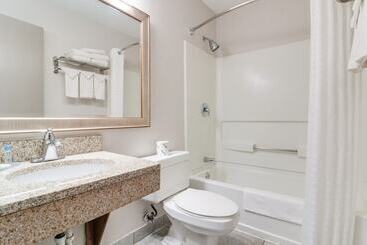مُتل American Inn & Suites Metro Airport