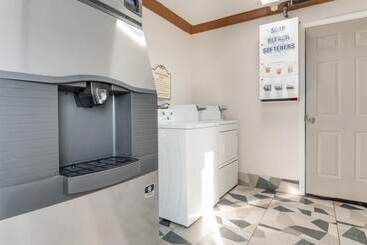 مُتل American Inn & Suites Metro Airport