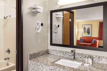 مُتل Baymont By Wyndham Cedar Rapids
