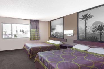 مُتل Super 8 By Wyndham Canoga Park