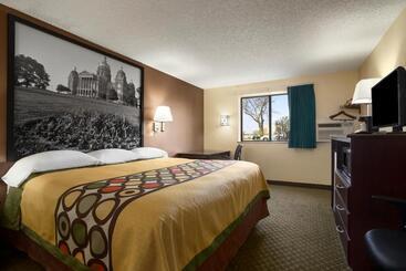 مُتل Super 8 By Wyndham Cedar Rapids